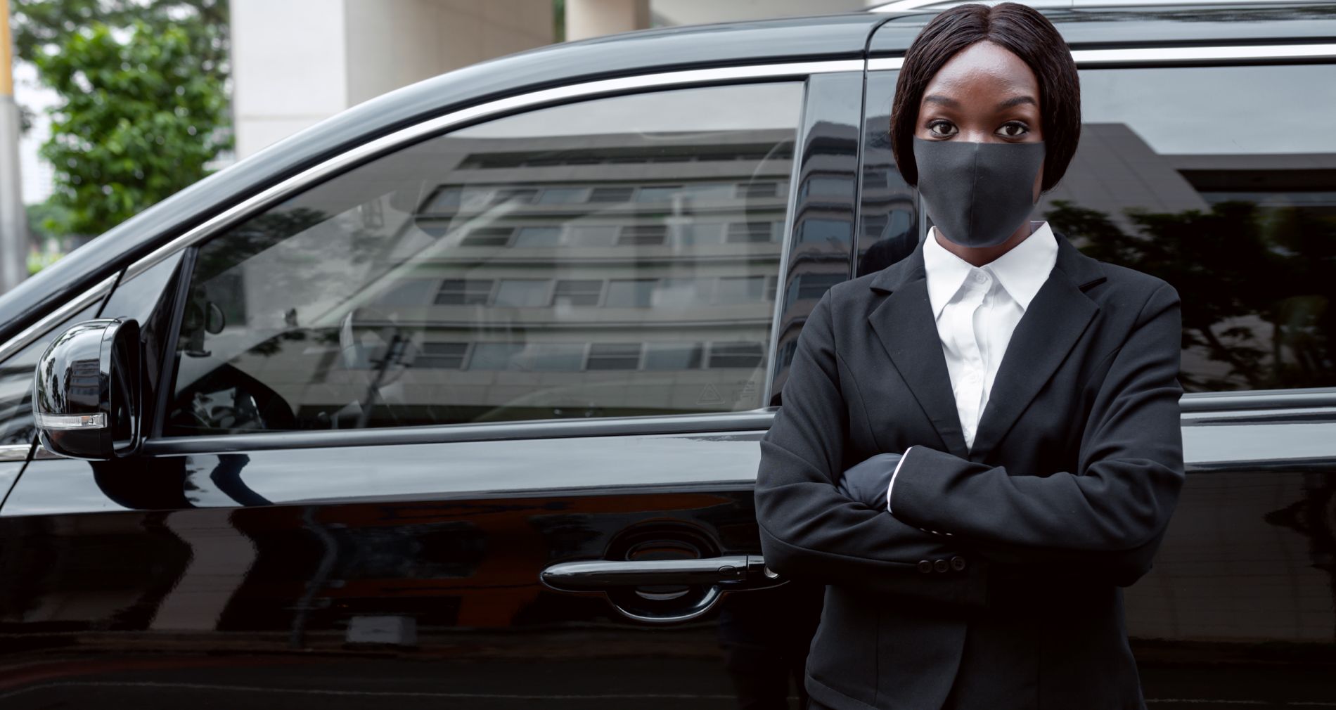 taxi-driver-waiting-her-client 1